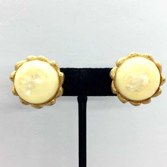 VINTAGE HOBE LUCITE CONFETTI CLIP ON EARRINGS GOLD TONE CUSTARD YELLOW BUTTON - Picture 3 of 14